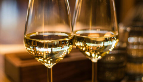 Copas de vino blanco en bodega: filtración de vino PSF