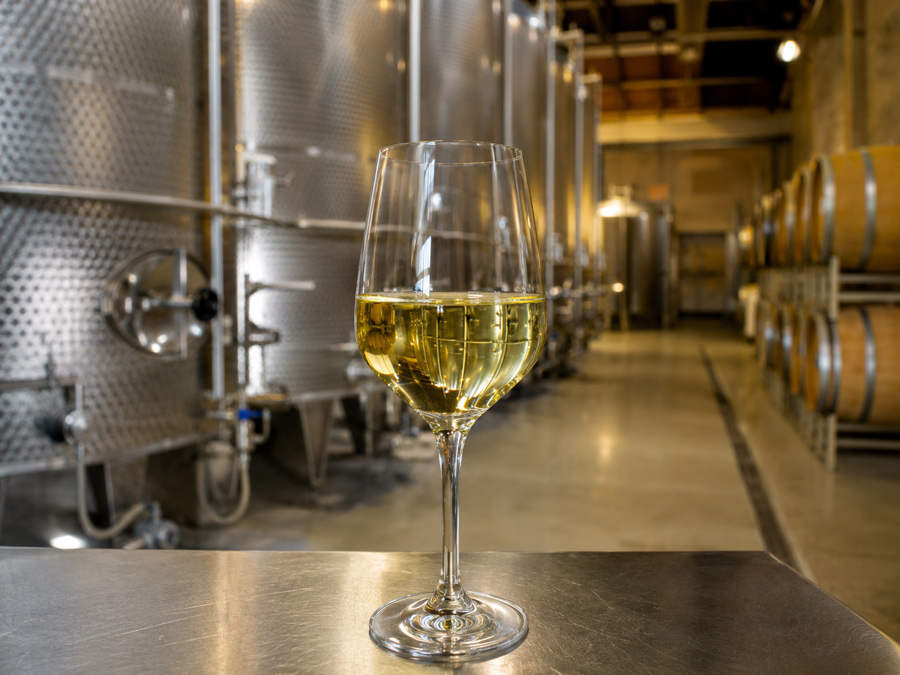 clarificación del vino para mejorar limpidez y estabilidad antes del embotellado