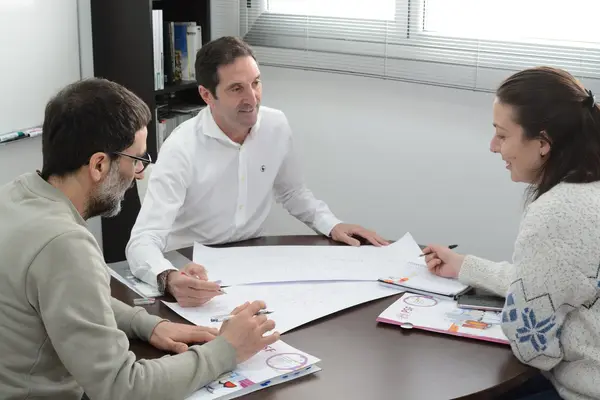 Equipo técnico de PSF revisando un proyecto