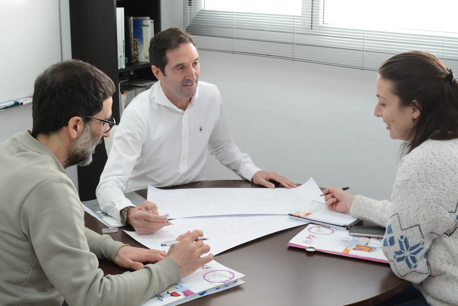 Departamento de ingeniería de PSF revisando los planos de un proyecto