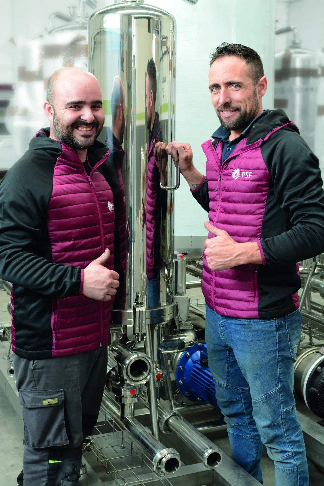 Técnicos de PSF junto a un equipo de filtración en acero inoxidable